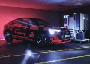 Elbilar del av energiomställningen: Solenergi lagras i eldrivna Audi e-tron 4