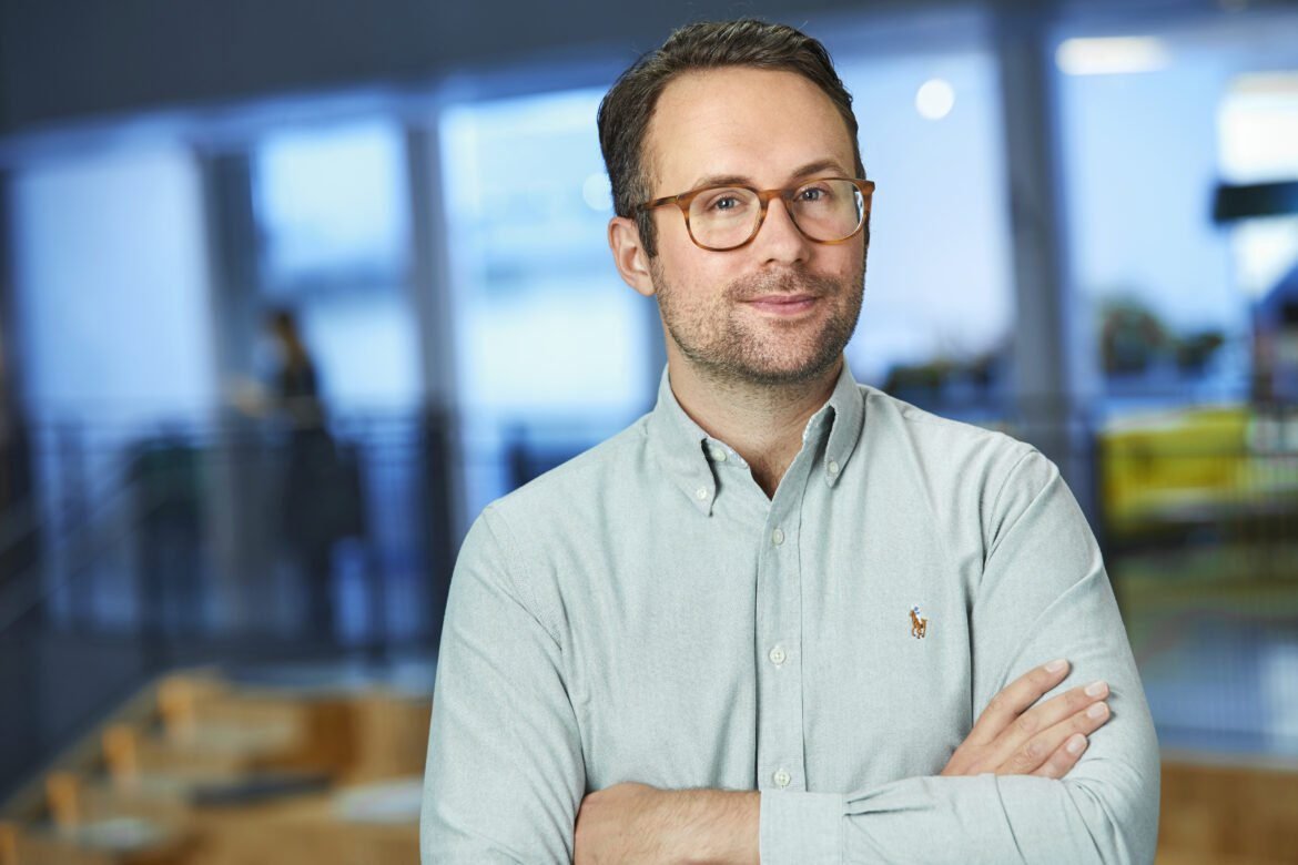 Tele2 släpper cirkulärt mobilskal i pridefärger och donerar vinsten till Solidaritetsfonden