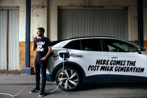 Oatly först i Sverige med elbilsburen säljkår
