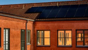 Moderna installationer kompletteras med solceller för att minska fastighetens energianvändning och klimatavtryck
