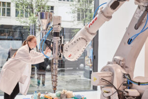 ABB Robotics visar upp framtiden inom detaljhandeln med återvunnen marinplast på Selfridges i London