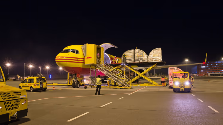 DHL Express lanserar GoGreen Plus: Första globala expressleverantören som ger kunder möjlighet att använda Sustainable Aviation Fuel för att minska utsläppen