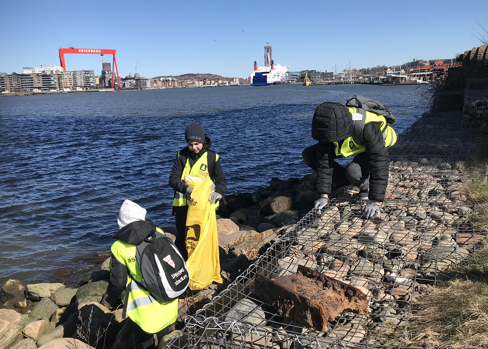Säckar fulla med plast, fiskelinor och annat skräp vid helgens kustpremiär