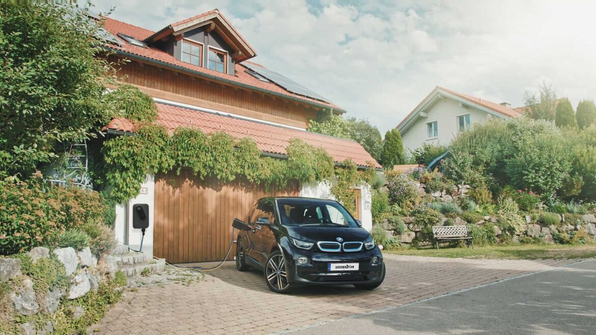 sonnen lanserar sonnenCharger i Sverige — ger svenska hushåll grön körglädje