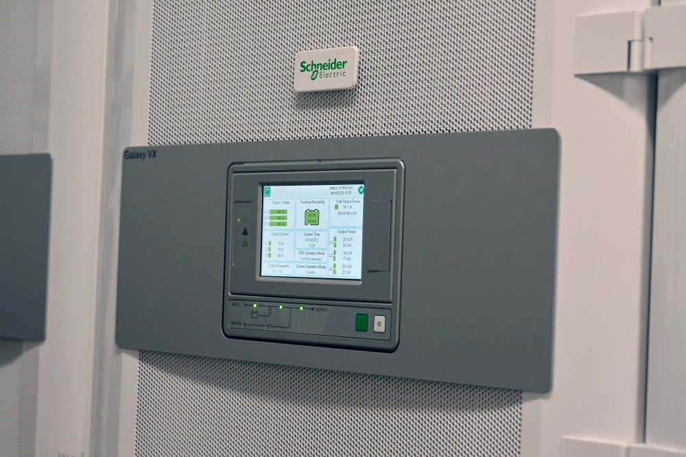 Datacenteroperatör stabiliserar danskt elnät i samarbete med Schneider Electric
