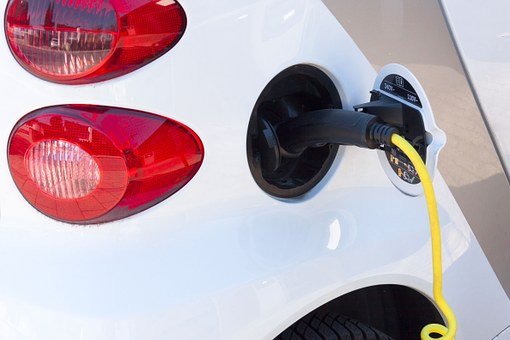 Elbilsladdarna från VB Energi på Lyviksbergets handelsområde i Ludvika är nu i drift