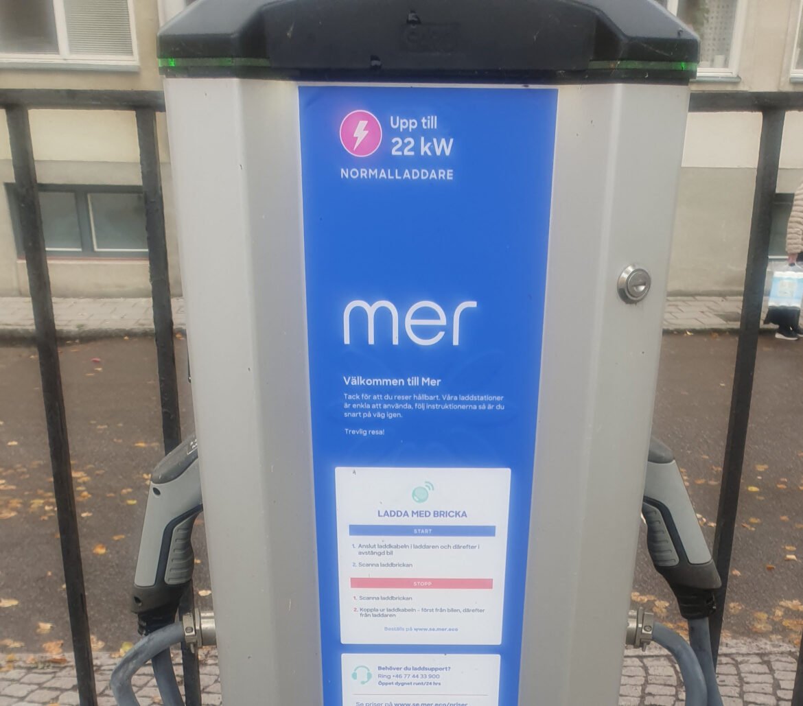 Vissa kommunala laddplatser för elbilar öppnas för allmänheten