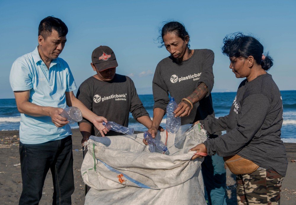 CooperVision utökar samarbetet med Plastic Bank.