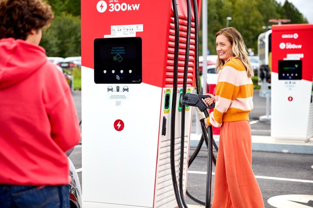 Antal laddare längs väg allt mindre problem – men laddhastigheten måste upp