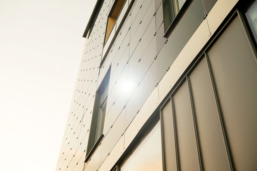 Vad ska en bostadsrättsförening tänka på om det finns en vilja i föreningen att installera laddstolpar eller solceller på taket?