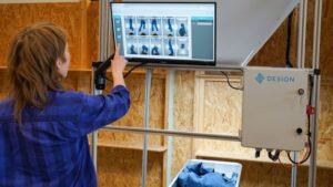 Fem kameror och AI Fem kameror och AI sorterar kläder hos Wargön Innovation