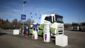 OKQ8 öppnar ny snabbladdstation för tung trafik i Vänersborg Ellastbil vid laddstation. OKQ8 öppnar ny snabbladdstation för tung trafik i Vänersborg