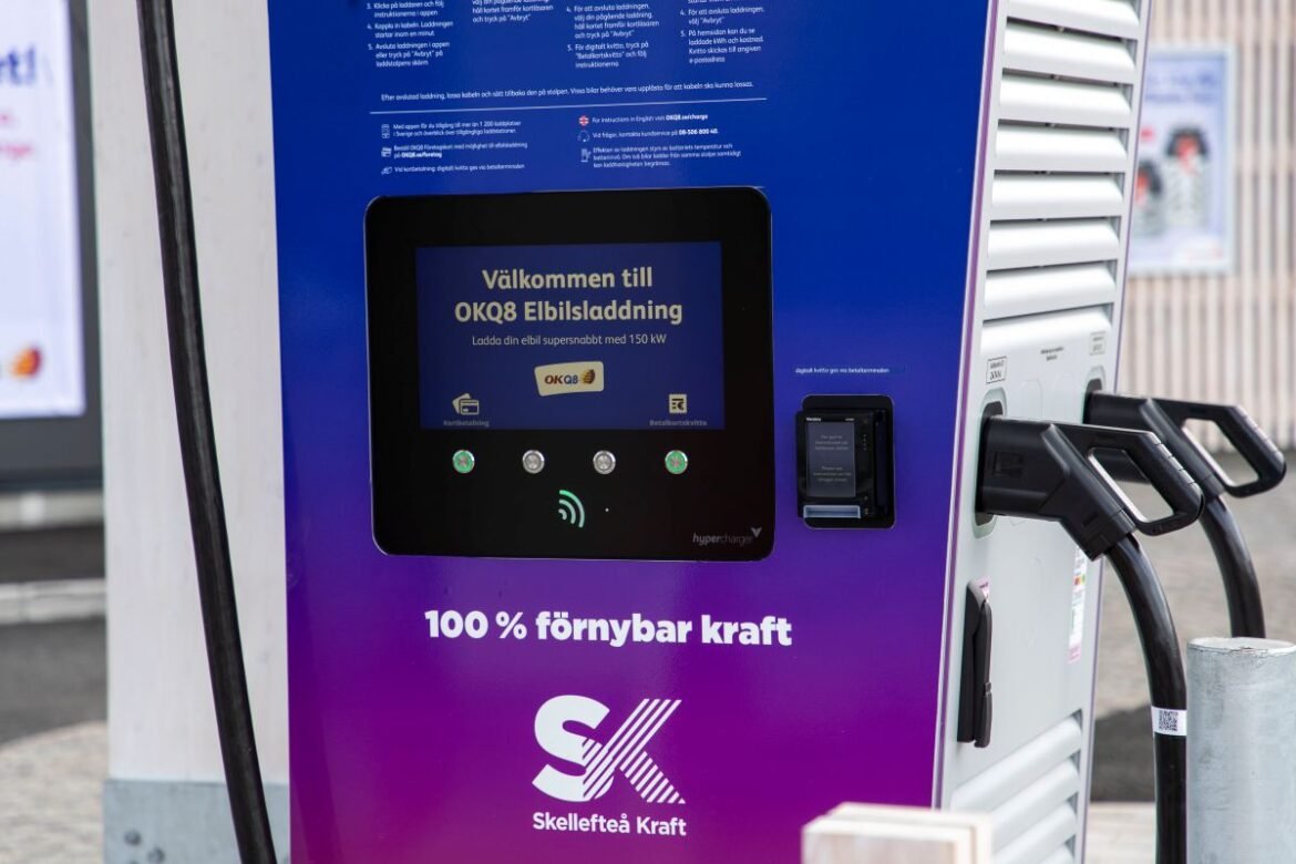 OKQ8 och Skellefteå Kraft pilottestar laddning med sol och batterilagring