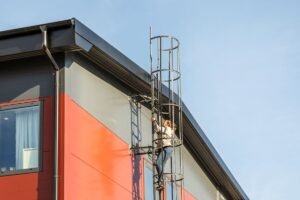 Solceller på Fastighetsrespons tak minskar både hyran och klimatpåverkan Solceller på Fastighetsrespons tak minskar både hyran och klimatpåverkan