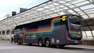 Från City till Arlanda med Sveriges första kommersiella elbusslinje 2 Nu går Arlandabussen på el
