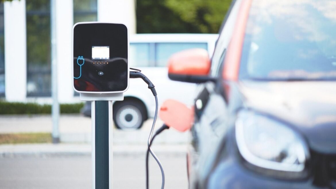 Strategisk affär för Rexel och Wattif EV